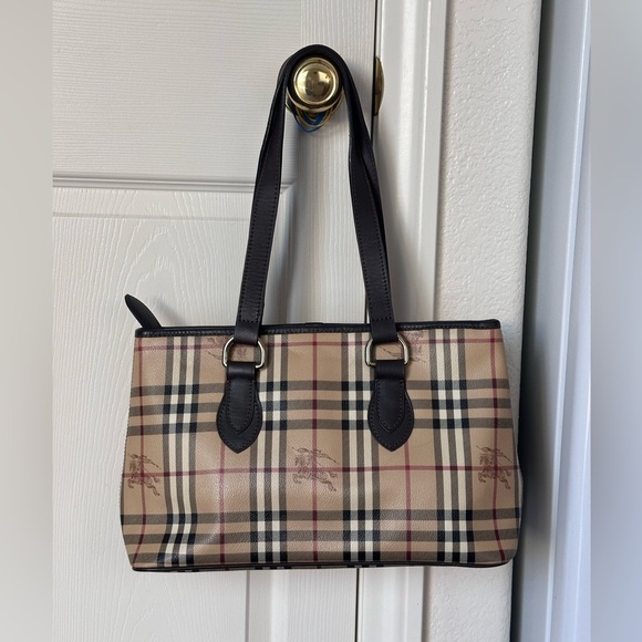 Burberry Handbags - Burberry zippy tote bag